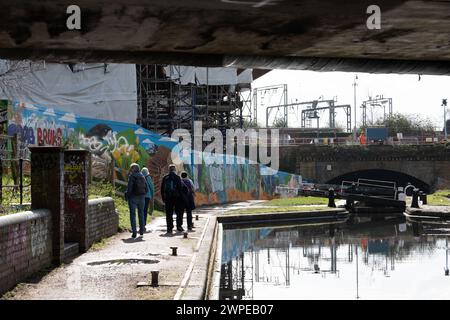 Marcheurs près du canal de Digbeth Branch pendant la construction HS2, Curzon Street, Birmingham, Royaume-Uni Banque D'Images