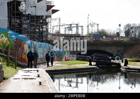 Marcheurs près du canal de Digbeth Branch pendant la construction HS2, Curzon Street, Birmingham, Royaume-Uni Banque D'Images