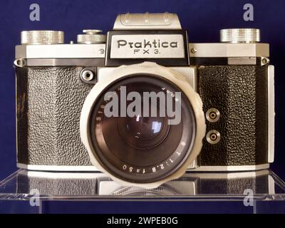 Caméra Praktica FX 3 de Dresde, Allemagne de l'est. Il a utilisé la monture d'objectif M42 développée par Carl Zeiss Jena en 1938 pour la ligne Praktica. Banque D'Images