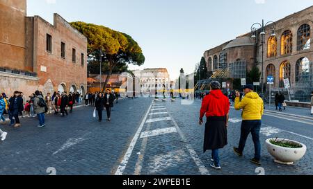 Rome, Italie - 27 décembre 2023 : vue sur une rue dans le centre historique de la ville où les touristes marchent un jour d'hiver Banque D'Images