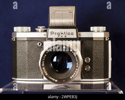 Caméra Praktica FX 2 de Dresde, Allemagne de l'est. Il a utilisé la monture d'objectif M42 développée par Carl Zeiss Jena en 1938 pour la ligne Praktica. #1 Banque D'Images