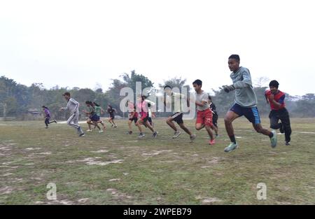 Guwahati, Guwahati, Inde. 7 mars 2024. Jeunes pratiquant pour le recrutement de niveau 2024 à Bagan para dans le district de Baksa en Assam le jeudi 7 février 2024.le recrutement de niveau Agnvieer de l'armée indienne vise à recruter des hommes et des femmes âgés de 17,5 à 21 ans pour les forces armées indiennes. L'inscription a commencé pour le rassemblement de recrutement de l'armée indien Agleveler du 13 février 2024. (Crédit image : © Dasarath Deka/ZUMA Press Wire) USAGE ÉDITORIAL SEULEMENT! Non destiné à UN USAGE commercial ! Banque D'Images