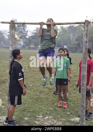 Guwahati, Guwahati, Inde. 7 mars 2024. Bodo jeune fille tribale pratiquant pour l'armée Agniveler Recruitment 2024 à Bagan para dans le district de Baksa de l'Assam le jeudi 7 février 2024.Indian Army Agnvieer Recruitment vise à recruter des hommes et des femmes âgés de 17,5 à 21 ans pour les forces armées indiennes. L'inscription a commencé pour le rassemblement de recrutement de l'armée indien Agleveler du 13 février 2024. (Crédit image : © Dasarath Deka/ZUMA Press Wire) USAGE ÉDITORIAL SEULEMENT! Non destiné à UN USAGE commercial ! Banque D'Images