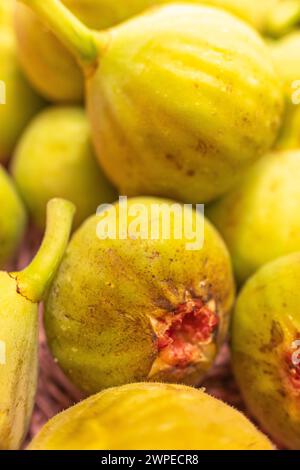 figues biologiques à foyer sélectif dans un panier en osier. Vue de dessus gros plan Banque D'Images