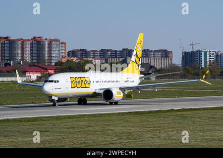 Buzz Airlines (opéré par Ryanair) Boeing 737 MAX 8-200 roulant après l'atterrissage à l'aéroport de Lviv Banque D'Images