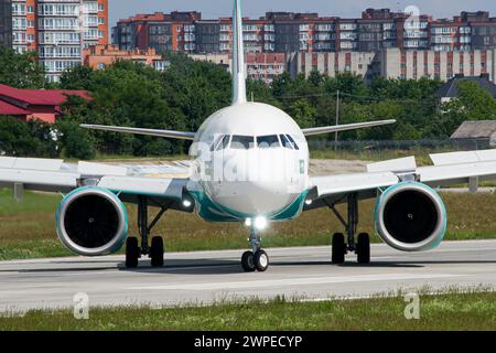 Face-à-face avec Flynas Airbus A320 NEO de la compagnie aérienne saoudienne après avoir atterri à Lviv Banque D'Images