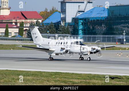 Le soldat Beech C-12U Huron de l'US Air Force ralentit après l'atterrissage à Lviv Banque D'Images