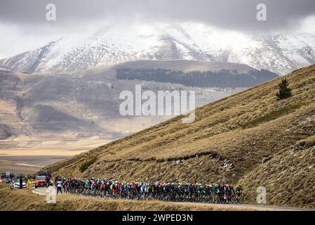 Giulianova, Italie. 07 mars 2024. Le peloton monte le 59e Tirreno-Adriatico 2024, étape 4 d'Arrone à Giulianova le 07 mars 2024 à Giulianova, Abruzzes, Italie. (Photo de Fabio Ferrari/LaPresse) crédit : LaPresse/Alamy Live News Banque D'Images