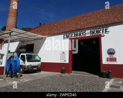 Porto Da Cruz, Portugal. 15 mars 2023. Le moulin de canne à sucre traditionnel, Companhia dos Engenhos do Norte, à Porto da Cruz sur la côte nord de l'île atlantique de Madère. La canne à sucre est transformée en rhum, aguardiente, ici. Le site de production abrite des machines, dont certaines ont plus de 100 ans. Crédit : Beate Schleep/dpa/Alamy Live News Banque D'Images