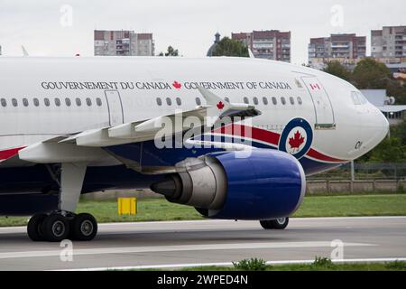 Airbus A310 du gouvernement canadien (CC150 Polaris) gros plan alors qu'il roulait pour décoller de Lviv Banque D'Images