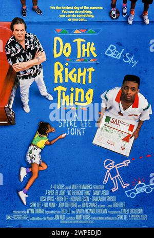 Do the Right Thing (1989) réalisé par Spike Lee et mettant en vedette Danny Aiello, Ossie Davis et Ruby Dee. Le jour le plus chaud de l'année dans une rue du quartier Bedford-Stuyvesant de Brooklyn, la haine et le fanatisme de tout le monde explosent et se construisent jusqu'à ce qu'ils explosent dans la violence. Photographie d'une affiche originale US d'une feuille de 1989. ***USAGE ÉDITORIAL SEULEMENT*** crédit : BFA / Universal Pictures Banque D'Images