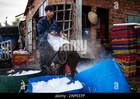 Ouvrier avec des blocs de glace au marché aux poissons de Hoi an Banque D'Images