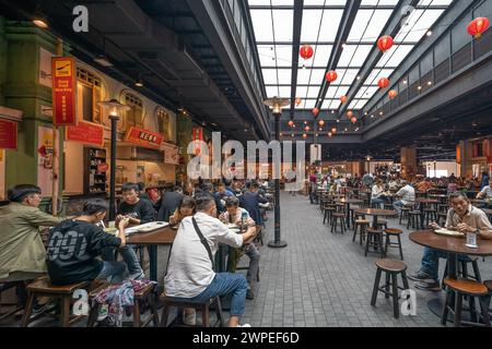 Pahang, Malaisie - mars 1,2024 : les gens peuvent manger leur déjeuner à l'aire de restauration de Malaysian Food Street à SkyAvenue Genting Highlands. Banque D'Images