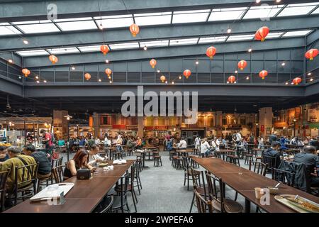 Pahang, Malaisie - mars 1,2024 : les gens peuvent manger leur déjeuner à l'aire de restauration de Malaysian Food Street à SkyAvenue Genting Highlands. Banque D'Images