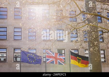 Die Flaggen von Grossbritannien, Deutschland und der Europaeischen Union wehen im Wind. Berlin, 07.03.2024. Fotografiert im Auftrag des Auswaertigen A Banque D'Images