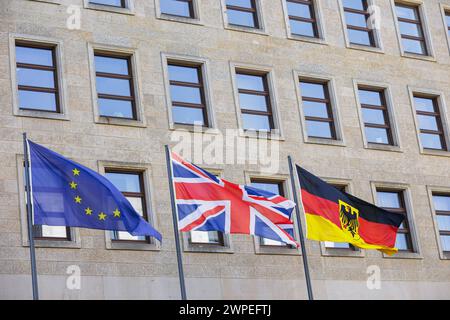 Die Flaggen von Grossbritannien, Deutschland und der Europaeischen Union wehen im Wind. Berlin, 07.03.2024. Fotografiert im Auftrag des Auswaertigen A Banque D'Images