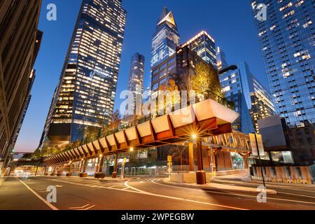 Extension du pont New York City High Line Park sur la 30e rue en soirée avec les gratte-ciel Hudson Yards. Chelsea, Manhattan Banque D'Images