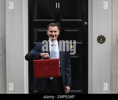 Londres, Royaume-Uni. 06 mars 2024. Jeremy Hunt, député, chancelier de l'Échiquier, et son équipe du Trésor, devant le numéro 11 Downing Street avec l'emblématique boîte d'expédition rouge, avant qu'il ne remette le budget de printemps au Parlement. Crédit : Imageplotter/Alamy Live News Banque D'Images