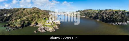 Château de Dartmouth sur la rivière Dart d'un drone, Dartmouth, Kingswear, Devon, Angleterre Banque D'Images