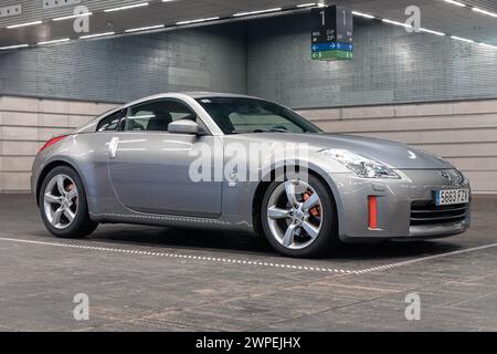 Bilbao, Espagne-11 novembre 2023 : Nissan 350Z (aka Nissan Fairlady Z (Z33)) dans un parking intérieur Banque D'Images