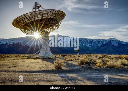 Les rayons du soleil brillent à travers un radiotélescope à l'Observatoire radio d'Owens Valley Banque D'Images