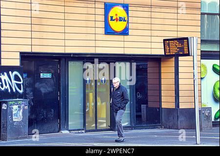 Glasgow, Écosse, Royaume-Uni. 7 mars 2024 : une entrée séparée de la rue argyle mène à la banque de bouteilles séparée du magasin de la rue argyle dans le centre-ville. Le régime donne 5p par bouteille contre 20p en allemagne. Crédit Gerard Ferry/Alamy Live News Banque D'Images