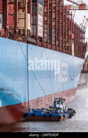 Magleby Maersk Container Frachter im EUROGATE Container terminal, Waltershofer Hafen, Entsorgung von flüssigen und festen Schiffsabfällen, slop-, Bilgen- und Tankwaschwässer, ölverschmutzte Betriebsmittel, Hanseslop II, Entsorgungs Tank, Hamburg, Deutschland Schiffsabfall Entsorgung *** Magleby Maersk container Freighter at EUROGATE Container terminal, Waltershofer Hafen, élimination des déchets liquides et solides des navires, des eaux de slop, de cale et de lavage des citernes, équipements contaminés par les hydrocarbures, Hanseslop II, citerne d'élimination, Hambourg, Allemagne élimination des déchets des navires Banque D'Images