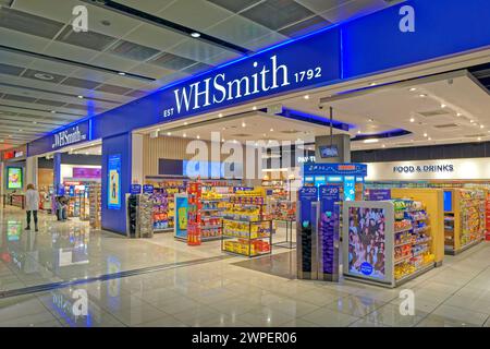 W H Smith Store dans le terminal 2 de L'aéroport de Manchester, Angleterre. Banque D'Images