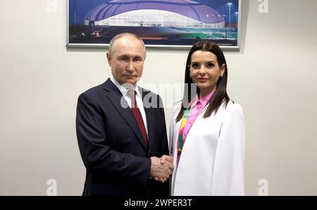 Sirius, Russie. 06 mars 2024. Le président russe Vladimir Poutine serre la main du gouverneur de la région autonome de Gagaouzie, Yevgenia Gutsul, lors du Festival mondial de la jeunesse 2024 qui s’est tenu sur le territoire fédéral de Sirius, le 6 mars 2024 à Sotchi, région de Krasnodar, Russie. Crédit : Mikhail Metzel/Kremlin Pool/Alamy Live News Banque D'Images