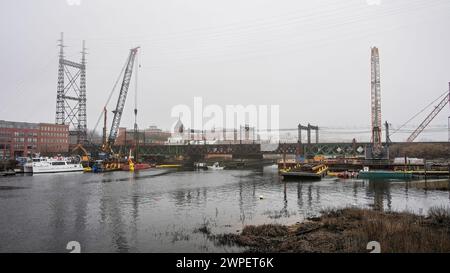 NORWALK, CT, États-Unis - 6 MARS 2024 : lieu de travail industriel avec la rivière Norwalk dans une zone urbaine près d'un pont ferroviaire Banque D'Images