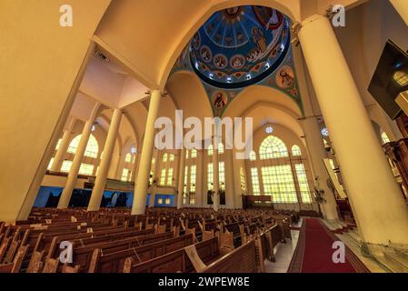 ASSOUAN, ÉGYPTE - 28 JUILLET 2021 : intérieur de la cathédrale copte d'Assouan, Égypte, le 28 juillet 2021 Banque D'Images