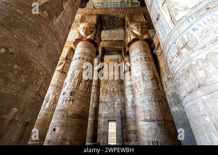 Belles colonnes ornées dans le temple de Hathor à Dendera, Egypte Banque D'Images