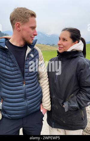 Bauer sucht Frau ist der Titel einer Doku-soap des deutschen Fernsehsenders RTL, in der Landwirte Lebensgefährten suchen. Teilnehmer der 19. Staffel von Bauer sucht Frau, Schafzüchter Hannes Kammerloher und Annika in Oberaudorf, Landkreis Rosenheim, Bayern *** Farmer cherche épouse est le titre d'un docu-soap sur la chaîne de télévision allemande RTL dans lequel les agriculteurs cherchent des partenaires de vie participants à la 19ème saison de Farmer cherche épouse, éleveur de moutons Hannes Kammerloher et Annika à Oberaudorf, district de Rosenheim, Bavière Banque D'Images