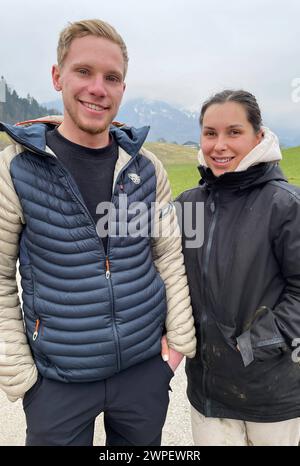 Bauer sucht Frau ist der Titel einer Doku-soap des deutschen Fernsehsenders RTL, in der Landwirte Lebensgefährten suchen. Teilnehmer der 19. Staffel von Bauer sucht Frau, Schafzüchter Hannes Kammerloher und Annika in Oberaudorf, Landkreis Rosenheim, Bayern *** Farmer cherche épouse est le titre d'un docu-soap sur la chaîne de télévision allemande RTL dans lequel les agriculteurs cherchent des partenaires de vie participants à la 19ème saison de Farmer cherche épouse, éleveur de moutons Hannes Kammerloher et Annika à Oberaudorf, district de Rosenheim, Bavière Banque D'Images