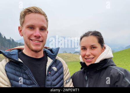Bauer sucht Frau ist der Titel einer Doku-soap des deutschen Fernsehsenders RTL, in der Landwirte Lebensgefährten suchen. Teilnehmer der 19. Staffel von Bauer sucht Frau, Schafzüchter Hannes Kammerloher und Annika in Oberaudorf, Landkreis Rosenheim, Bayern *** Farmer cherche épouse est le titre d'un docu-soap sur la chaîne de télévision allemande RTL dans lequel les agriculteurs cherchent des partenaires de vie participants à la 19ème saison de Farmer cherche épouse, éleveur de moutons Hannes Kammerloher et Annika à Oberaudorf, district de Rosenheim, Bavière Banque D'Images