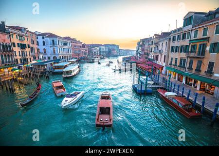Pittoresque canal Grande à Venise vue sur le coucher du soleil depuis le pont du Rialto, dans le nord de l'Italie Banque D'Images
