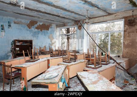 1er mars 2024, Chervona Dolyna, Mykolaiv Reg, Ukraine : une classe d’école partiellement endommagée est vue dans une école détruite par des tirs de roquettes et d’artillerie dans le village de Chervona Dolyna. École détruite dans le village de Chervona Dolyna, région de Mykolaiv en Ukraine, à la suite de tirs de roquettes et d'artillerie contre des infrastructures civiles par les troupes d'occupation russes. Une école sur sept en Ukraine a été endommagée par des attaques militaires. Plus de 200 écoles en Ukraine ont été détruites et 1 600 endommagées par les attaques ennemies. À l'heure actuelle, quelque 900 000 enfants en Ukraine étudient à distance bec Banque D'Images