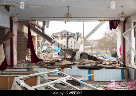 1er mars 2024, Chervona Dolyna, Mykolaiv Reg, Ukraine : une école du village de Chervona Dolyna est complètement détruite par des tirs de roquettes et d'artillerie. École détruite dans le village de Chervona Dolyna, région de Mykolaiv en Ukraine, à la suite de tirs de roquettes et d'artillerie contre des infrastructures civiles par les troupes d'occupation russes. Une école sur sept en Ukraine a été endommagée par des attaques militaires. Plus de 200 écoles en Ukraine ont été détruites et 1 600 endommagées par les attaques ennemies. À l'heure actuelle, quelque 900 000 enfants en Ukraine étudient à distance parce que ce n'est pas possible pour eux Banque D'Images