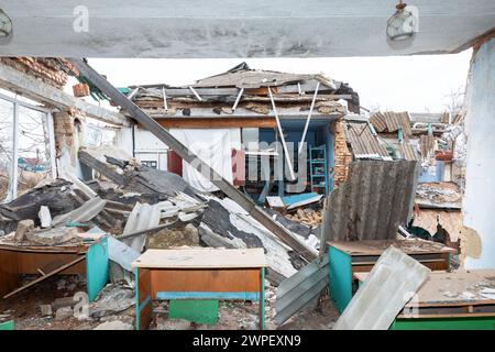 1er mars 2024, Chervona Dolyna, Mykolaiv Reg, Ukraine : une école dans le village de Chervona Dolyna, est vue complètement détruite par des tirs de roquettes et d'artillerie. École détruite dans le village de Chervona Dolyna, région de Mykolaiv en Ukraine, à la suite de tirs de roquettes et d'artillerie contre des infrastructures civiles par les troupes d'occupation russes. Une école sur sept en Ukraine a été endommagée par des attaques militaires. Plus de 200 écoles en Ukraine ont été détruites et 1 600 endommagées par les attaques ennemies. À l'heure actuelle, quelque 900 000 enfants en Ukraine étudient à distance parce que ce n'est pas possible pour le Banque D'Images