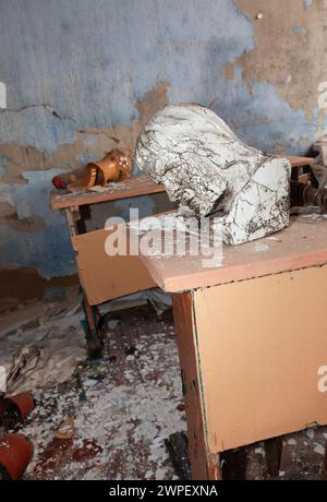 1er mars 2024, Chervona Dolyna, Mykolaiv Reg, Ukraine : des articles scolaires sont vus dans une école détruite par des tirs de roquettes et d'artillerie dans le village de Chervona Dolyna. École détruite dans le village de Chervona Dolyna, région de Mykolaiv en Ukraine, à la suite de tirs de roquettes et d'artillerie contre des infrastructures civiles par les troupes d'occupation russes. Une école sur sept en Ukraine a été endommagée par des attaques militaires. Plus de 200 écoles en Ukraine ont été détruites et 1 600 endommagées par les attaques ennemies. À l'heure actuelle, quelque 900 000 enfants ukrainiens étudient à distance parce que ce n'est pas possible Banque D'Images