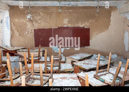 1er mars 2024, Chervona Dolyna, Mykolaiv Reg, Ukraine : une salle de classe avec un tableau noir est détruite à la suite du bombardement à la roquette et à l’artillerie d’une école dans le village de Chervona Dolyna. École détruite dans le village de Chervona Dolyna, région de Mykolaiv en Ukraine, à la suite de tirs de roquettes et d'artillerie contre des infrastructures civiles par les troupes d'occupation russes. Une école sur sept en Ukraine a été endommagée par des attaques militaires. Plus de 200 écoles en Ukraine ont été détruites et 1 600 endommagées par les attaques ennemies. À l'heure actuelle, quelque 900 000 enfants en Ukraine étudient à a di Banque D'Images