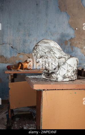 1er mars 2024, Chervona Dolyna, Mykolaiv Reg, Ukraine : des articles scolaires sont vus dans une école détruite par des tirs de roquettes et d'artillerie dans le village de Chervona Dolyna. École détruite dans le village de Chervona Dolyna, région de Mykolaiv en Ukraine, à la suite de tirs de roquettes et d'artillerie contre des infrastructures civiles par les troupes d'occupation russes. Une école sur sept en Ukraine a été endommagée par des attaques militaires. Plus de 200 écoles en Ukraine ont été détruites et 1 600 endommagées par les attaques ennemies. À l'heure actuelle, quelque 900 000 enfants ukrainiens étudient à distance parce que ce n'est pas possible Banque D'Images