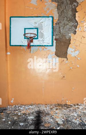 1er mars 2024, Chervona Dolyna, Mykolaiv Reg, Ukraine : un panier de basket-ball est vu dans une salle de sport partiellement survivante d'une école détruite à la suite de tirs de roquettes et d'artillerie sur l'école dans le village de Chervona Dolyna, région de Mykolaiv en Ukraine. École détruite dans le village de Chervona Dolyna, région de Mykolaiv en Ukraine, à la suite de tirs de roquettes et d'artillerie contre des infrastructures civiles par les troupes d'occupation russes. Une école sur sept en Ukraine a été endommagée par des attaques militaires. Plus de 200 écoles en Ukraine ont été détruites et 1 600 endommagées par l'attaque ennemie Banque D'Images