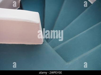 Composition minimaliste d'une cage d'escalier à Santorin, mettant en vedette les teintes pastel emblématiques des îles grecques. Banque D'Images