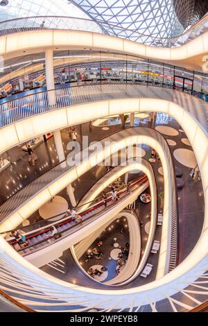 Francfort, Allemagne - 23 avril 2011 : vue intérieure de l'atrium et du hall de l'escalier roulant avec couloir de courbure de MyZeil, centre commercial moderne à Francfort. Banque D'Images