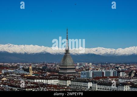 Photo Elisa Marchina/LaPresse 7 marzo 2024 Torino, Italia - le Alpi Innevate. 7 mars 2024 Turin, Italie - les Alpes enneigées. Crédit : LaPresse/Alamy Live News Banque D'Images