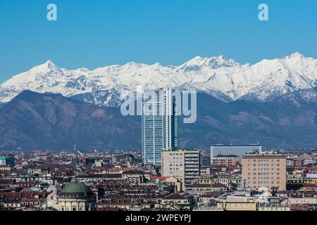 Photo Elisa Marchina/LaPresse 7 marzo 2024 Torino, Italia - le Alpi Innevate. 7 mars 2024 Turin, Italie - les Alpes enneigées. Crédit : LaPresse/Alamy Live News Banque D'Images