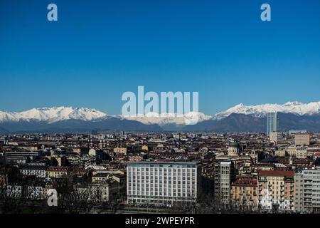 Photo Elisa Marchina/LaPresse 7 marzo 2024 Torino, Italia - le Alpi Innevate. 7 mars 2024 Turin, Italie - les Alpes enneigées. Crédit : LaPresse/Alamy Live News Banque D'Images