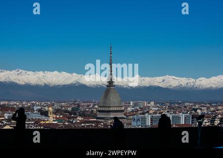 Photo Elisa Marchina/LaPresse 7 marzo 2024 Torino, Italia - le Alpi Innevate. 7 mars 2024 Turin, Italie - les Alpes enneigées. Crédit : LaPresse/Alamy Live News Banque D'Images