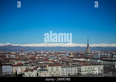 Photo Elisa Marchina/LaPresse 7 marzo 2024 Torino, Italia - le Alpi Innevate. 7 mars 2024 Turin, Italie - les Alpes enneigées. Crédit : LaPresse/Alamy Live News Banque D'Images